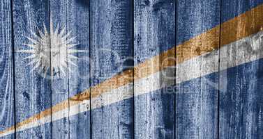 Fahne der Marshallinseln auf verwittertem Holz