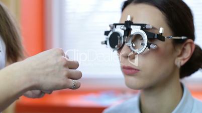 Optician with equipment for lens determination