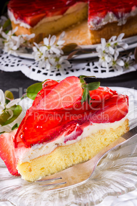 Strawberry-cream-cake