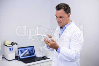 Attentive dentist using digital tablet