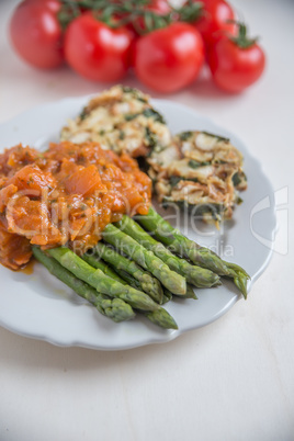 Semmelknödel mit Tomatensauce und grünem Spargel