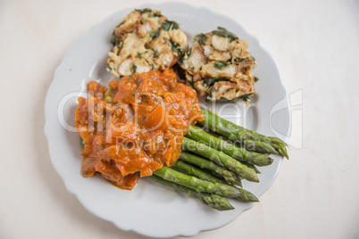 Semmelknödel mit Tomatensauce und grünem Spargel