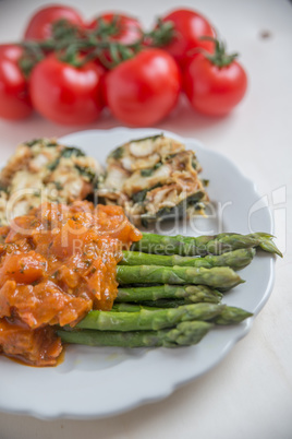 Semmelknödel mit Tomatensauce und grünem Spargel