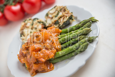 Semmelknödel mit Tomatensauce und grünem Spargel