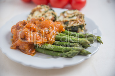 Semmelknödel mit Tomatensauce und grünem Spargel