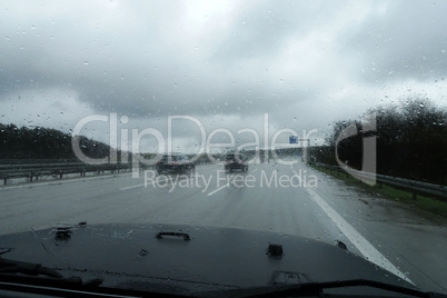 Auto bei Regen auf der Autobahn rechte Spur