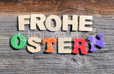 Frohe Ostern auf Holzhintergrund