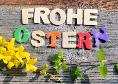 Frohe Ostern auf Holzhintergrund