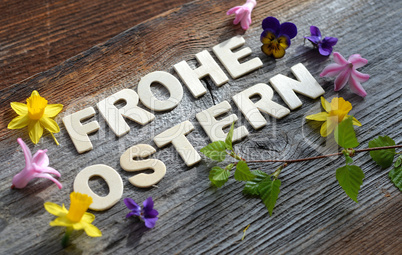 Frohe Ostern auf Holzbrett