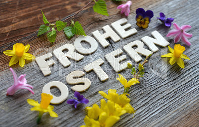 Frohe Ostern auf Holzhintergrund