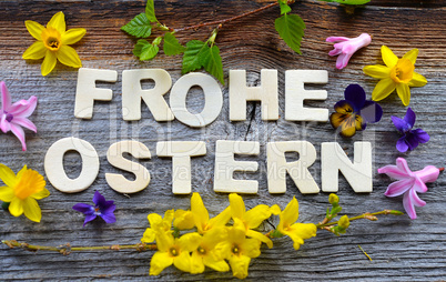 Frohe Ostern auf Holzhintergrund