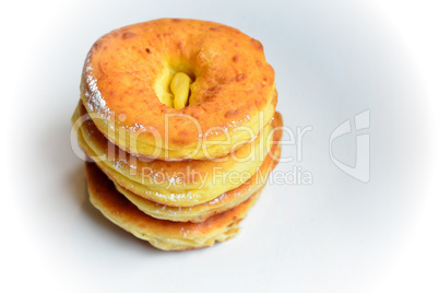 frisch gebackene Ausgezogene Küchle Krapfen