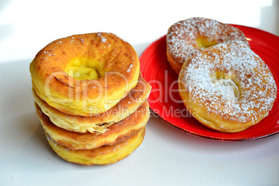 frisch gebackene Ausgezogene Küchle Krapfen