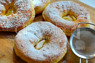 frisch gebackene Ausgezogene Küchle Krapfen