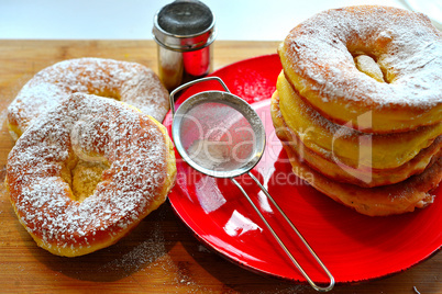 frisch gebackene Ausgezogene Küchle Krapfen