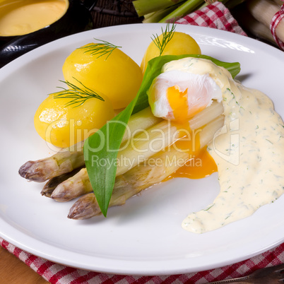 asparagus with wild garlic and poshed egg