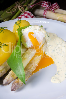 asparagus with wild garlic and poshed egg