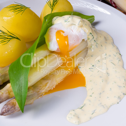asparagus with wild garlic and poshed egg