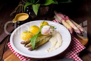 asparagus with wild garlic and poshed egg