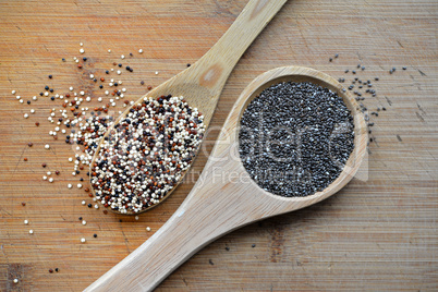 Quinoa und Chia Samen auf einem Holzlöffel