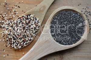 Quinoa und Chia Samen auf einem Holzlöffel