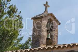 Kirchturm mit Glocke im Spanischen Stil