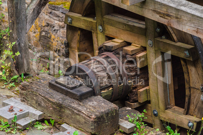 Restauriertes Mühlrad einer alten Wassermühle