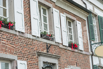 Haus dekoriert und beleuchtet für Weihnachten