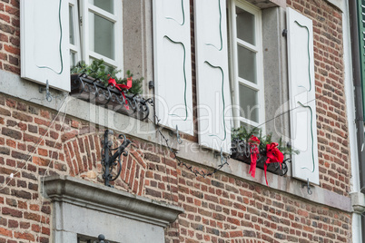 Haus dekoriert und beleuchtet für Weihnachten