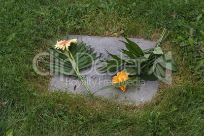 Blumen auf einer Grabplatte