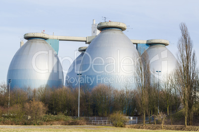 Große Produktionsanlage von Biogas