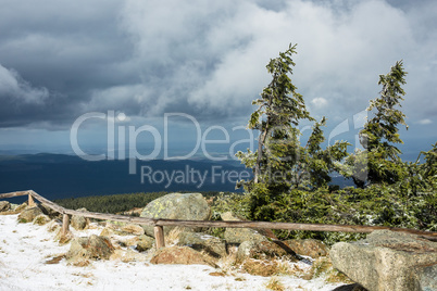 Landschaft mit Schnee auf dem Brocken im Harz