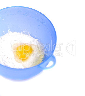 Schüssel mit Mehl und rohem Ei