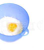 Schüssel mit Mehl und rohem Ei