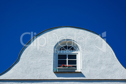 Haus mit Fenster und blauem Himmel