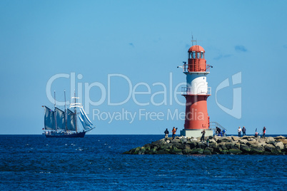 Ein Segelschiff und die Mole in Warnemünde