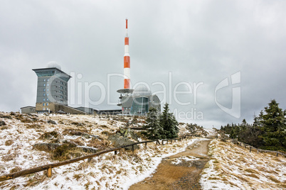 Landschaft mit Schnee auf dem Brocken im Harz