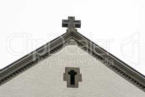 Hausfassade mit Kreuz aus Stein