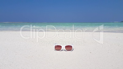 v02007 Maldives beautiful beach background white sandy tropical paradise island with blue sky sea water ocean 4k sunglasses