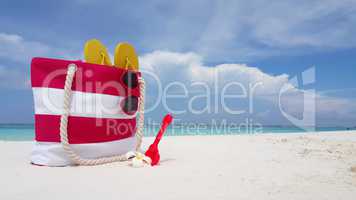 v02965 Maldives beautiful beach background white sandy tropical paradise island with blue sky sea water ocean 4k picnic bag sunglasses