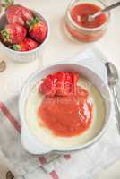 Vanillepudding mit Erdbeeren
