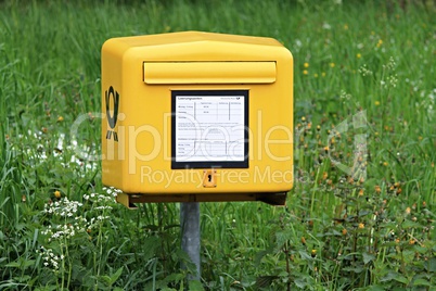 gelber Briefkasten der deutschen Post