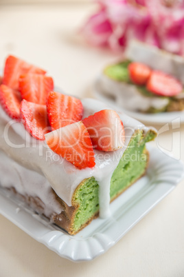 Avocado Kuchen mit Erdbeeren