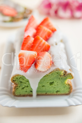 Avocado Kuchen mit Erdbeeren