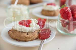 Scones mit clotted cream und Marmelade