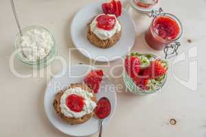 Scones mit clotted cream und Marmelade