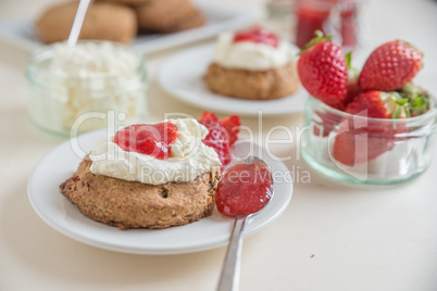 Scones mit clotted cream und Marmelade