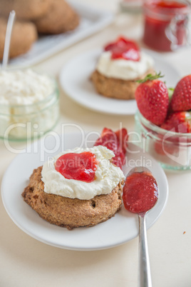 Scones mit clotted cream und Marmelade