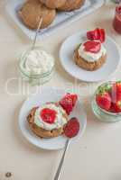 Scones mit clotted cream und Marmelade