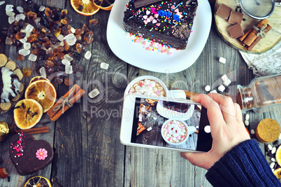 Photographing sweet food on a mobile phone